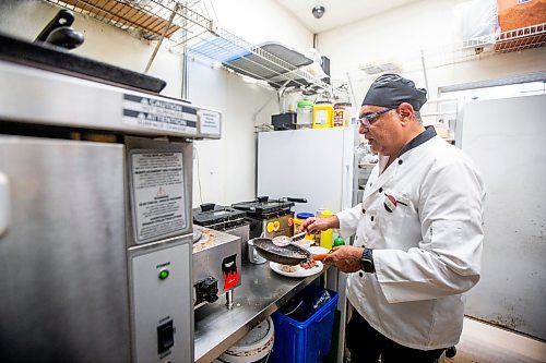 MIKAELA MACKENZIE / FREE PRESS

	
Chef George Abraham puts together a plate of beef shawerma, which will be one of the dishes at this year&#x573; Egyptian pavilion, at House of Taste on Wednesday, July 31, 2024. 

For Eva story.