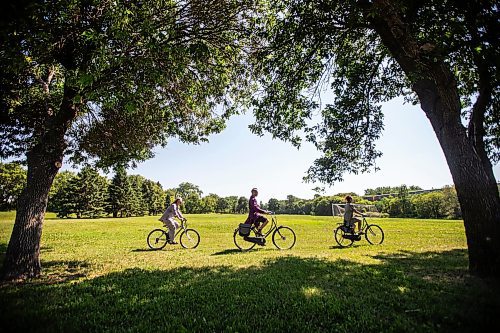 MIKAELA MACKENZIE / FREE PRESS

	
Brenda McLean (left), Eric Rae (centre, tour guide), and Daina Leitold ride bikes as part of Bike and Circuses media call at Whittier Park on Thursday, Aug. 1, 2024. 

For Thandi story.