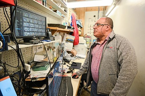 Mike Sudoma/Free Press
Owner Munther Zeid checks the stores security monitoring system at Food Fare&#x2019;s location at 2295 Portage Avenue in St James Wednesday afternoon
May 22, 2024