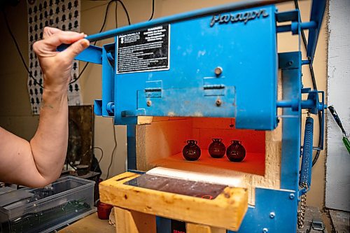 NIC ADAM / FREE PRESS
Glass worker Brook Drabot&#x2019;s creations cooking in the kiln of her garage studio Friday. 
240801 - Thursday, August 01, 2024.

Reporter: