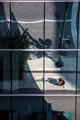 MIKAELA MACKENZIE / FREE PRESS

	
The sun beats down on downtown Winnipeg, with the concrete and lack of green spaces amplifying the natural heat, on Friday, Aug. 2, 2024. 

For heat story.