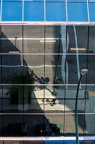 MIKAELA MACKENZIE / FREE PRESS

	
The sun beats down on downtown Winnipeg, with the concrete and lack of green spaces amplifying the natural heat, on Friday, Aug. 2, 2024. 

For heat story.