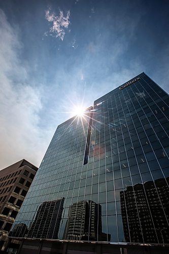 MIKAELA MACKENZIE / FREE PRESS

	
The sun beats down on downtown Winnipeg, with the concrete and lack of green spaces amplifying the natural heat, on Friday, Aug. 2, 2024. 

For heat story.