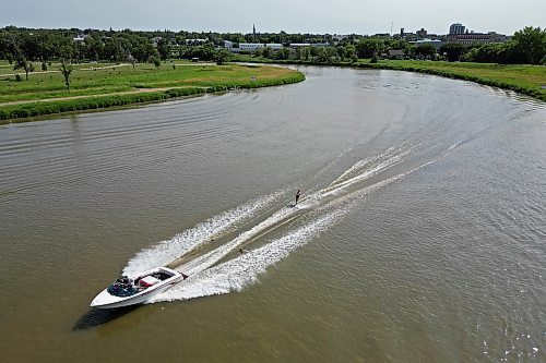 02082024
Jen Jones with the Brandon Waterski Club slalom skis on the Assiniboine River in Brandon on a hot Friday afternoon. 
(Tim Smith/The Brandon Sun)