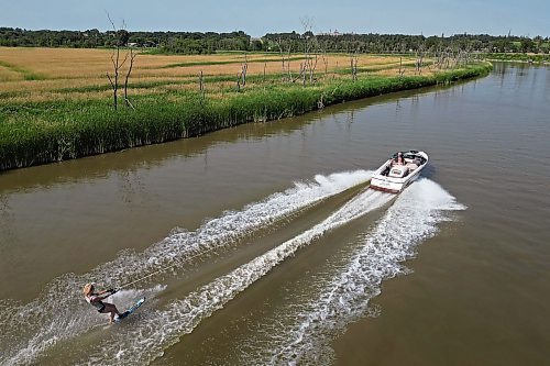 02082024
Jen Jones with the Brandon Waterski Club slalom skis on the Assiniboine River in Brandon on a hot Friday afternoon. 
(Tim Smith/The Brandon Sun)default