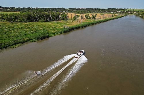 02082024
Jen Jones with the Brandon Waterski Club slalom skis on the Assiniboine River in Brandon on a hot Friday afternoon. 
(Tim Smith/The Brandon Sun)default