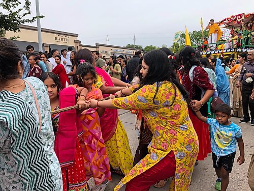 Devotees strain to pull the chariot (John Longhurst / Free Press)
