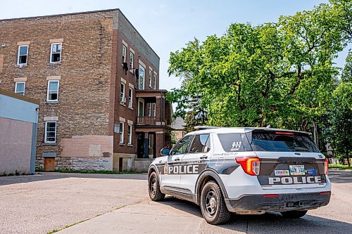 NIC ADAM / FREE PRESS
Police attend the scene of an incident involving two Manitoba Hydro workers, accompanied by a security guard, after they were attacked by residents of 583 Furby St. while working inside the building Tuesday morning.
240806 - Tuesday, August 06, 2024.

Reporter: Tyler