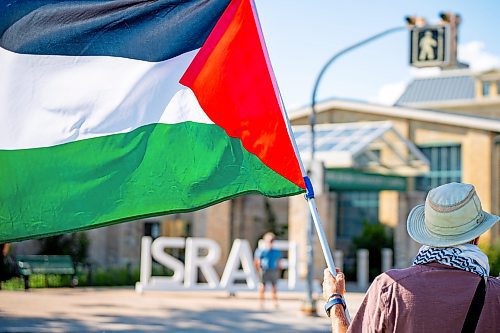 NIC ADAM / FREE PRESS
Protesters for Palestine demonstrate across the street from the Israel pavilion at Folklorama at the Asper Jewish Community Campus Wednesday.
240807 - Wednesday, August 07, 2024.

Reporter: Jura