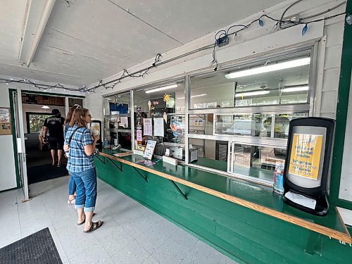 Customers wait outside the order window at the Summer Shack in Carberry during the busy lunch rush on Aug. 6. (Matt Goerzen/The Brandon Sun)