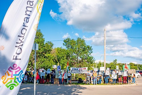 NIC ADAM / FREE PRESS
Protesters for Palestine demonstrate across the street from the Israel pavilion at Folklorama at the Asper Jewish Community Campus Wednesday.
240807 - Wednesday, August 07, 2024.

Reporter: Jura