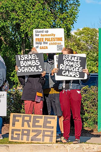 NIC ADAM / FREE PRESS
Protesters for Palestine demonstrate across the street from the Israel pavilion at Folklorama at the Asper Jewish Community Campus Wednesday.
240807 - Wednesday, August 07, 2024.

Reporter: Jura