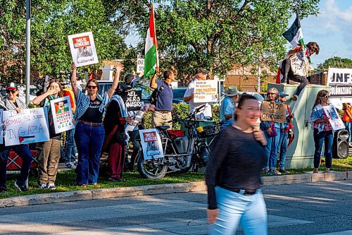 NIC ADAM / FREE PRESS
Protesters for Palestine demonstrate across the street from the Israel pavilion at Folklorama at the Asper Jewish Community Campus Wednesday.
240807 - Wednesday, August 07, 2024.

Reporter: Jura