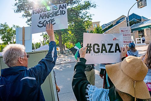 NIC ADAM / FREE PRESS
Protesters for Palestine demonstrate across the street from the Israel pavilion at Folklorama at the Asper Jewish Community Campus Wednesday.
240807 - Wednesday, August 07, 2024.

Reporter: Jura