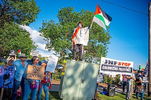 NIC ADAM / FREE PRESS
Hussein Choker (above) and other protesters for Palestine demonstrate across the street from the Israel pavilion at Folklorama at the Asper Jewish Community Campus Wednesday.
240807 - Wednesday, August 07, 2024.

Reporter: Jura