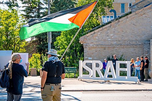 NIC ADAM / FREE PRESS
Protesters for Palestine demonstrate across the street from the Israel pavilion at Folklorama at the Asper Jewish Community Campus Wednesday.
240807 - Wednesday, August 07, 2024.

Reporter: Jura