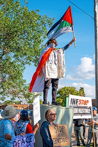 NIC ADAM / FREE PRESS
Hussein Choker (above) and other protesters for Palestine demonstrate across the street from the Israel pavilion at Folklorama at the Asper Jewish Community Campus Wednesday.
240807 - Wednesday, August 07, 2024.

Reporter: Jura