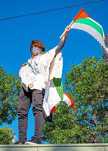 NIC ADAM / FREE PRESS
Hussein Choker demonstrates across the street from the Israel pavilion at Folklorama at the Asper Jewish Community Campus Wednesday.
240807 - Wednesday, August 07, 2024.

Reporter: Jura