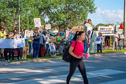 NIC ADAM / FREE PRESS
Protesters for Palestine demonstrate across the street from the Israel pavilion at Folklorama at the Asper Jewish Community Campus Wednesday.
240807 - Wednesday, August 07, 2024.

Reporter: Jura