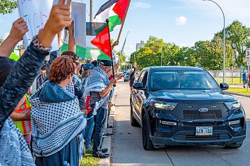 NIC ADAM / FREE PRESS
Protesters for Palestine yell shame at WPS after blocking the group with cruisers across the street from the Israel pavilion at Folklorama at the Asper Jewish Community Campus Wednesday.
240807 - Wednesday, August 07, 2024.

Reporter: Jura