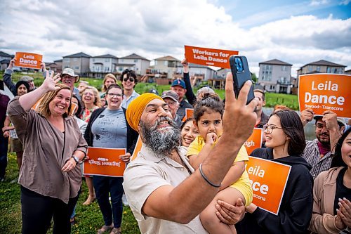 NIC ADAM / FREE PRESS
NDP Leader Jagmeet Singh takes a selfie with supporters at White Spruce Park before setting up campaign signs in for the upcoming Elmwood-Transcona byelection.
240809 - Friday, August 09, 2024.

Reporter: Aaron