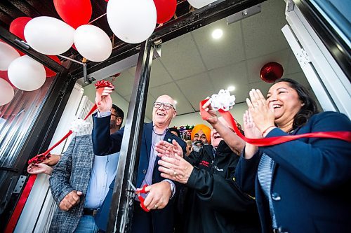 MIKAELA MACKENZIE / FREE PRESS

	
Mayor Scott Gillingham and Duffy&#x573; Taxi road supervisor Barry Homenick cut the ribbon at Duffy&#x573; Taxi&#x573; new building on Notre Dame on Monday, Aug. 12, 2024.

For Aaron Epp story.