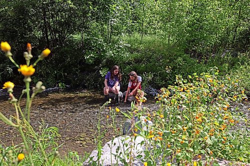 13082023
Best friends Georgia Richards and Myah LeBoutillier sit and chat along the shale creek at Big Valley northwest of Neepawa after a picnic with Richards brother and grandmother on Tuesday afternoon.
(Tim Smith/The Brandon Sun)