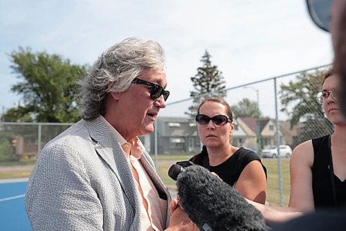 Ruth Bonneville / Free Press

Local -  711 store closures 

Ross Eadie,  Mynarski Ward, talks to the media about 711 stores closing due to shoplifting and violence at presser Wednesday 

 Aug 14th, 2024
