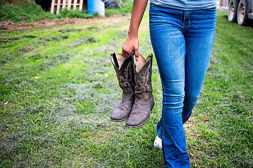 MIKAELA MACKENZIE / FREE PRESS

	
Kimisha Scott (15) carries her boots to the truck while getting ready to go to the races on Tuesday, Aug. 13, 2024.

For Mike McIntyre story.