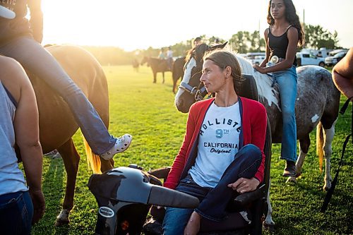 MIKAELA MACKENZIE / FREE PRESS

	
Alyssa Selman gives pointers to the girls she mentors and rides with at the Denim &amp; Dust Barrel Racing Series in Carman on Tuesday, Aug. 13, 2024.

For Mike McIntyre story.