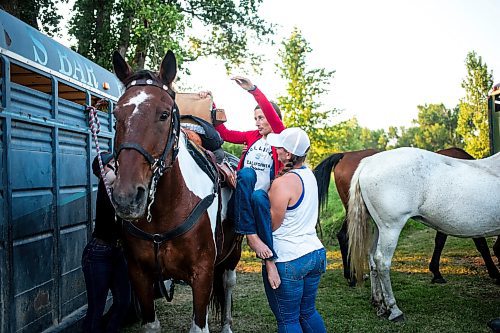 MIKAELA MACKENZIE / FREE PRESS

	
Amy Scott helps her sister Alyssa Selman get up into her saddle before competing at the Denim &amp; Dust Barrel Racing Series in Carman on Tuesday, Aug. 13, 2024.

For Mike McIntyre story.