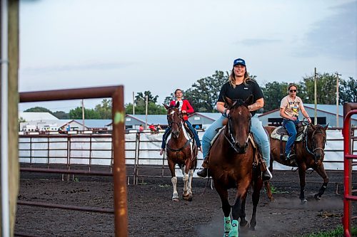 MIKAELA MACKENZIE / FREE PRESS

	
Alyssa Selman and her horse, Duke, leave the track after competing at the Denim &amp; Dust Barrel Racing Series in Carman on Tuesday, Aug. 13, 2024.

For Mike McIntyre story.