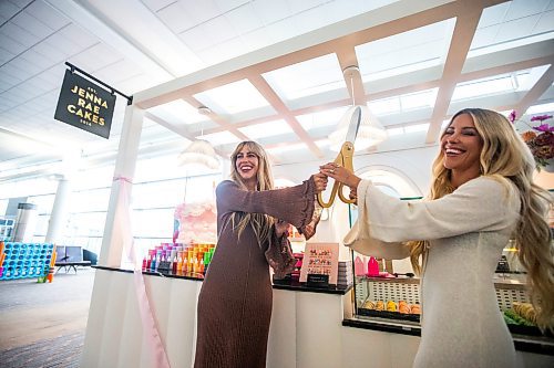 MIKAELA MACKENZIE / FREE PRESS

	
Ashley Kosowan (left) and Jenna Hutchinson cut the ribbon at the grand opening of Jenna Rae Cakes at the Winnipeg Richardson International Airport on Thursday, Aug. 15, 2024. 

Standup.