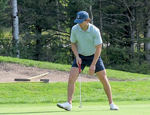 Carter Sawchuk walks in a birdie putt during a Tamarack golf tournament match last year. Confident putting and positive body language certainly help in match play. (Thomas Friesen/The Brandon Sun)