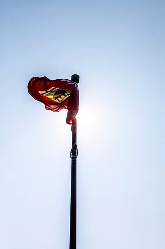 MIKAELA MACKENZIE / WINNIPEG FREE PRESS
	
The Manitoba flag flies in front of the Manitoba Legislative Building on Monday, Aug. 19, 2024. According to a Probe Research poll, 49% of Manitobans would support creating a new flag for the province.

Winnipeg Free Press 2024