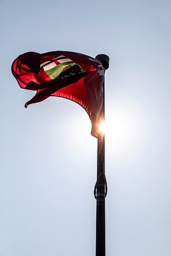 MIKAELA MACKENZIE / WINNIPEG FREE PRESS
	
The Manitoba flag flies in front of the Manitoba Legislative Building on Monday, Aug. 19, 2024. According to a Probe Research poll, 49% of Manitobans would support creating a new flag for the province.

Winnipeg Free Press 2024