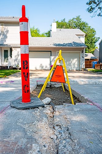 NIC ADAM / FREE PRESS
After a long wait, pothole repairs finally commence along Greensboro Bay Monday.
240819 - Monday, August 19, 2024.

Reporter:?