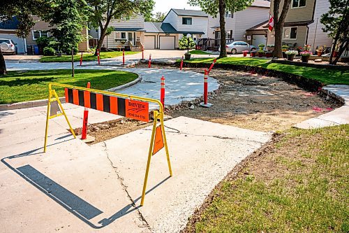 NIC ADAM / FREE PRESS
After a long wait, pothole repairs finally commence along Greensboro Bay Monday.
240819 - Monday, August 19, 2024.

Reporter:?