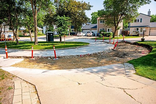 NIC ADAM / FREE PRESS
After a long wait, pothole repairs finally commence along Greensboro Bay Monday.
240819 - Monday, August 19, 2024.

Reporter:?