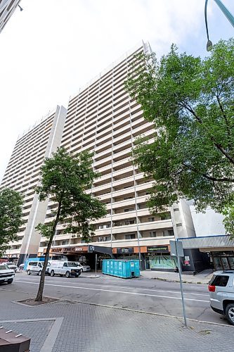 MIKE DEAL / FREE PRESS

The Holiday Towers apartment building at 170 Hargrave Street has been evacuated since Monday morning when the WFPS was called to try to stop a flood of water after a sprinkler and fire alarm standpipe system that had been opened.
240821 - Wednesday, August 21, 2024