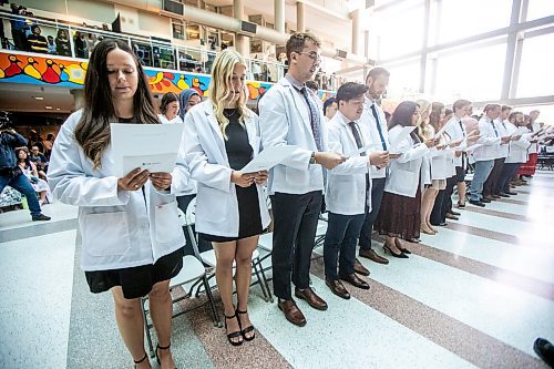 MIKAELA MACKENZIE / WINNIPEG FREE PRESS
	
The newest University of Manitoba medical class recite the physician&#x573; pledge in a ceremony at the Max Rady College of Medicine on Wednesday, Aug. 21, 2024.

For Jura story.
Winnipeg Free Press 2024