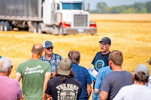 NIC ADAM / FREE PRESS
Foodgrains regional representative Gordon Janzen (centre right) and Landmark growing project coordinator Randy Plett (centre left) speak to volunteers at the growing project&#x2019;s field outside Landmark, MB., Tuesday.
240820 - Tuesday, August 20, 2024.

Reporter: