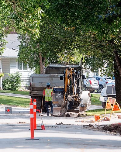 MIKE DEAL / FREE PRESS
Road construction crews work on the stretch of Augusta Drive between Lakeside Drive and Chancellor Drive which is quiet bad with at least one pothole that was about 8 inches deep and around 3 feet by 5 feet.
See Gabrielle Piche story
240820 - Tuesday, August 20, 2024.