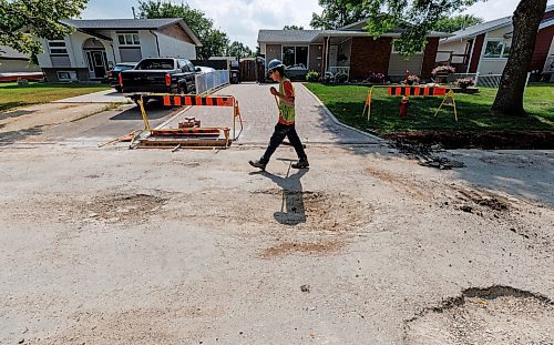 MIKE DEAL / FREE PRESS
Road construction crews work on the stretch of Augusta Drive between Lakeside Drive and Chancellor Drive which is quiet bad with at least one pothole that was about 8 inches deep and around 3 feet by 5 feet.
See Gabrielle Piche story
240820 - Tuesday, August 20, 2024.