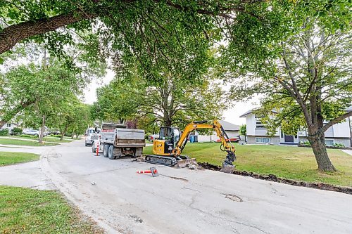 MIKE DEAL / FREE PRESS
Road construction crews work on the stretch of Augusta Drive between Lakeside Drive and Chancellor Drive which is quiet bad with at least one pothole that was about 8 inches deep and around 3 feet by 5 feet.
See Gabrielle Piche story
240820 - Tuesday, August 20, 2024.