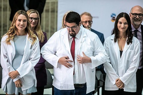 MIKAELA MACKENZIE / WINNIPEG FREE PRESS
	
Kelsey West dons his first white coat in a ceremony for the new University of Manitoba medical students at the Max Rady College of Medicine on Wednesday, Aug. 21, 2024.

For Jura story.
Winnipeg Free Press 2024