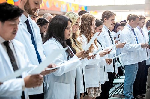 MIKAELA MACKENZIE / WINNIPEG FREE PRESS
	
The newest University of Manitoba medical class recite the physician&#x573; pledge in a ceremony at the Max Rady College of Medicine on Wednesday, Aug. 21, 2024.

For Jura story.
Winnipeg Free Press 2024