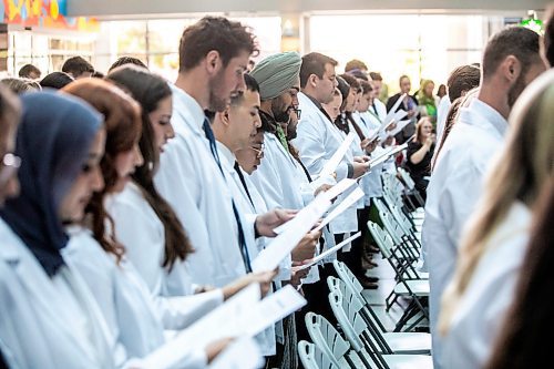 MIKAELA MACKENZIE / WINNIPEG FREE PRESS
	
The newest University of Manitoba medical class recite the physician&#x573; pledge in a ceremony at the Max Rady College of Medicine on Wednesday, Aug. 21, 2024.

For Jura story.
Winnipeg Free Press 2024