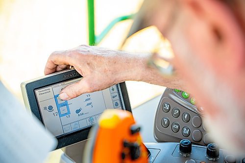 NIC ADAM / FREE PRESS
Farmer Larry Goossen, 80, sets in his John Deere combine at the growing project&#x2019;s field outside Landmark, MB., Tuesday. He&#x2019;s been driving a combine since he was 14 and likes to volunteer for the project every year.
240820 - Tuesday, August 20, 2024.

Reporter: