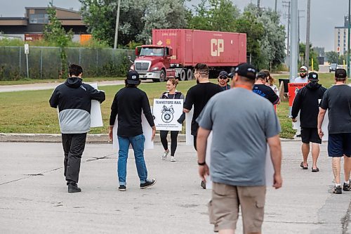 MIKE DEAL / FREE PRESS
Members of the Teamsters Canada Rail Conference union on the picket line at the CP Winnipeg Yard, Keewatin Street entrance, Thursday morning.
Train conductors and engineers took to picket lines Thursday across Winnipeg on the first day of the largest railway lockout in Canadian history.
CN and CPKC shut down Canada&#x2019;s freight rail network after contract negotiations with the Teamsters Union broke down.
See Matt Frank / Martin Cash story
240822 - Thursday, August 22, 2024.